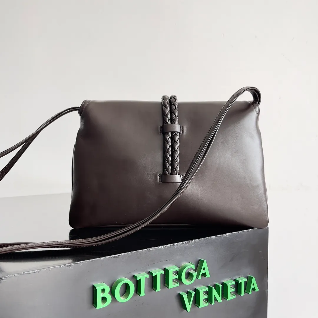 Batch 1520 Inspired by the 1970s, the Bottega Veneta women's logo shoulder bag has a smooth leather surface that brings a clean and handsome feel, just like the neatness and tenacity of a working woman. The front buckle has high-quality hardware pendant body, the overall retro elegance, and the excellent leather feels soft. This Bottega Veneta series can be described as beautiful, weakening the complexity of the outfit, not competing for it, and only using the best quality to interpret itself. Style number: 806030 (small size) Size: 27*16*6cm